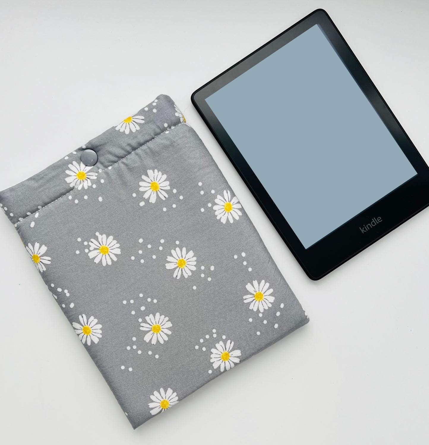 Grey daisy kindle sleeve