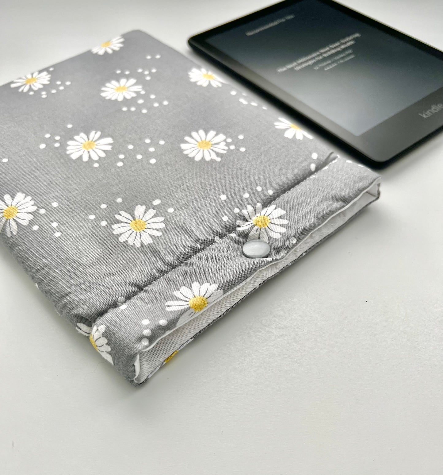 Grey daisy kindle sleeve